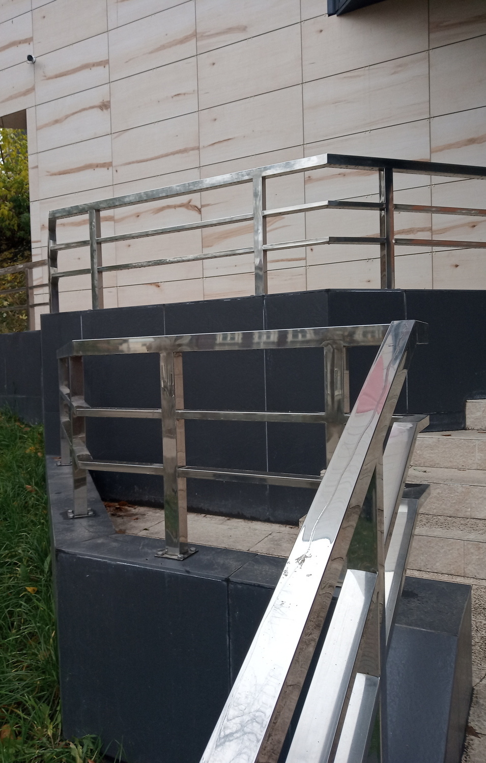 Выполненный заказ — Ограждения крыльца, внутренних лестниц и окон в Бизнес-центре на ул. Гагарина 23,  г. Томск, апрель 2019