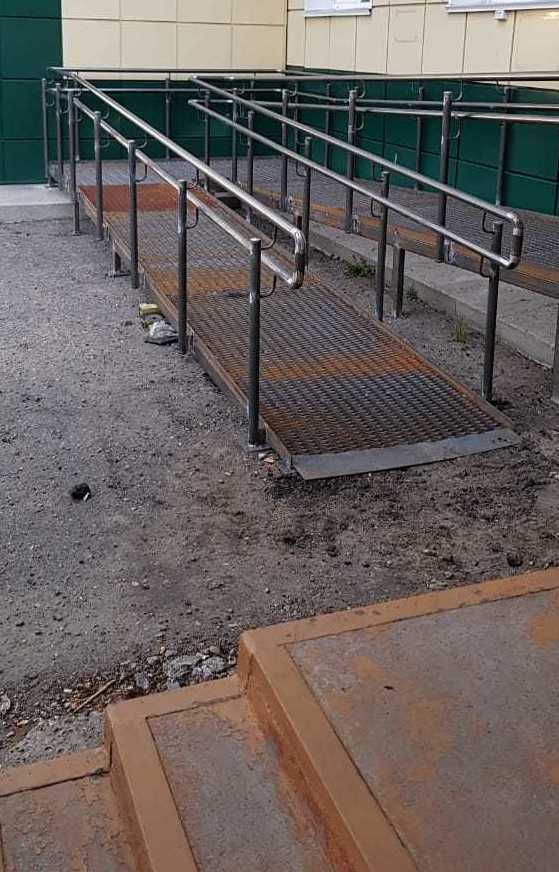 Выполненный заказ — Пандус и ограждения у Медицинского Техникума, пос.Колпашево, май 2019