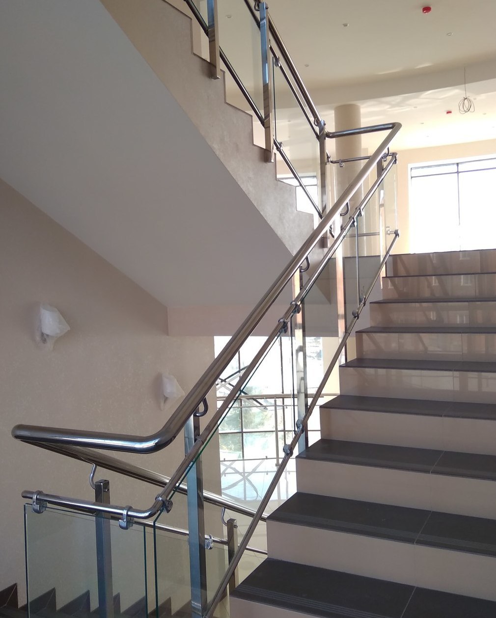 Выполненный заказ — Лестничные ограждения со стеклом, а так же со стандартными прожилинами, март 2019, пос. Северный Парк